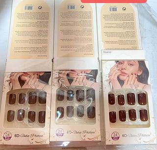 UNHA POSTICA COM AUTOCOLANTE MARROM ESCURO -12CAXINHA COM 24PCS/3.16